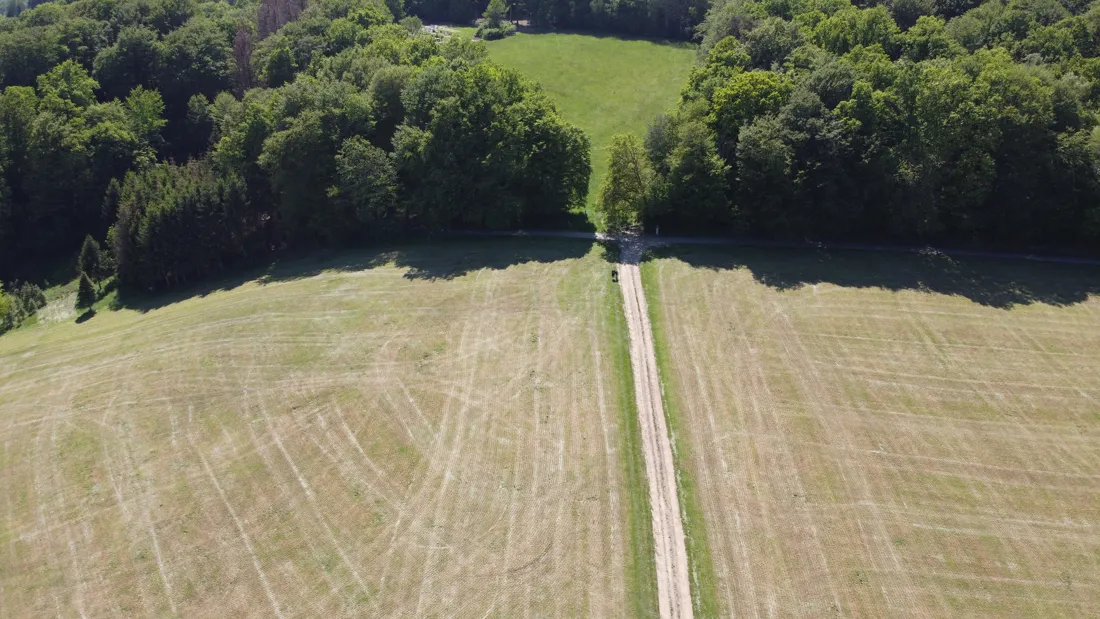 Gemähte Wiese mit Feldweg bei Kürten, Luftaufnahme