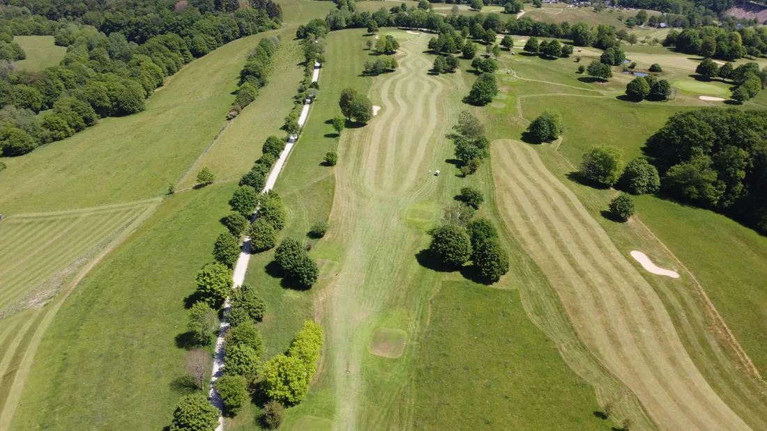 Golfclub Kürten von oben, Fairways zwischen Wald und Wiesen