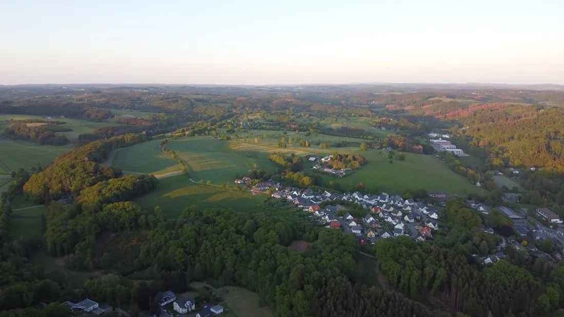 Kürten im Herbst aus der Luft, Wald und Wohnhäuser
