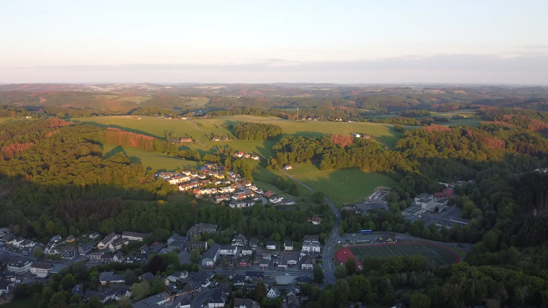 Kürten im Herbst von oben, Fachwerk, Wald und Wiesen