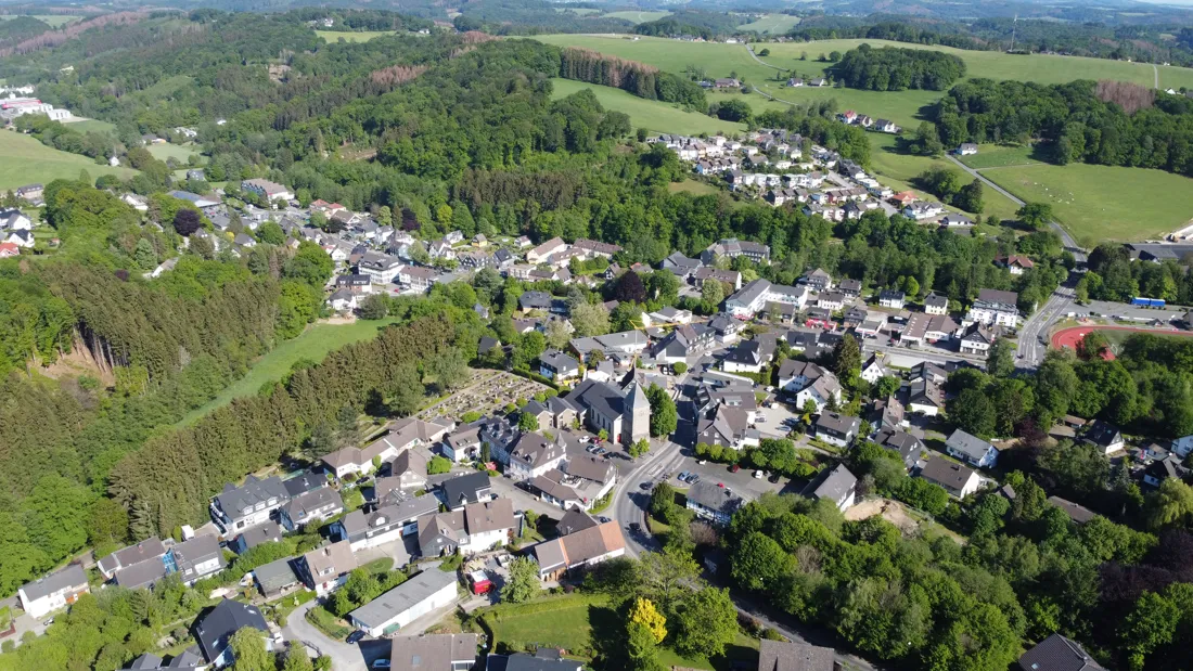 Kürten mit Kirche und Ortskern, Luftaufnahme