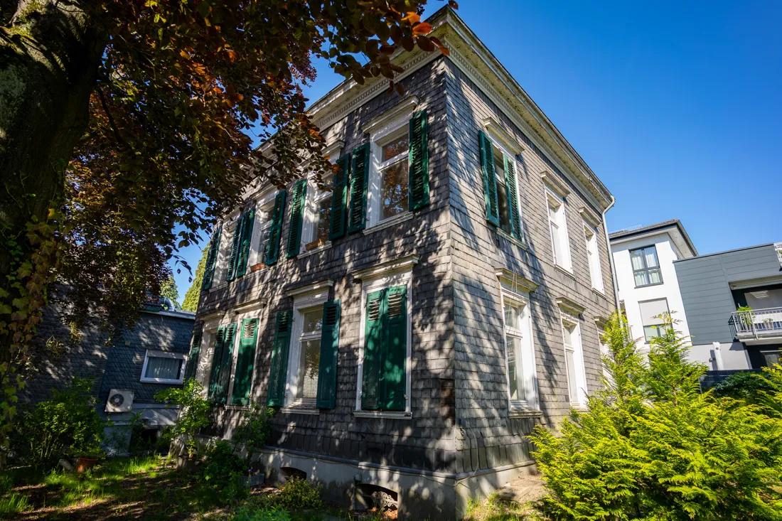 Historisches Fachwerkhaus mit Schiefer und grünen Fensterläden in Wermelskirchen