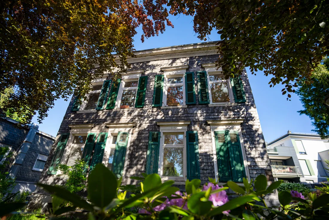 Fachwerkdenkmal in Wermelskirchen, Schieferfassade mit Fensterläden