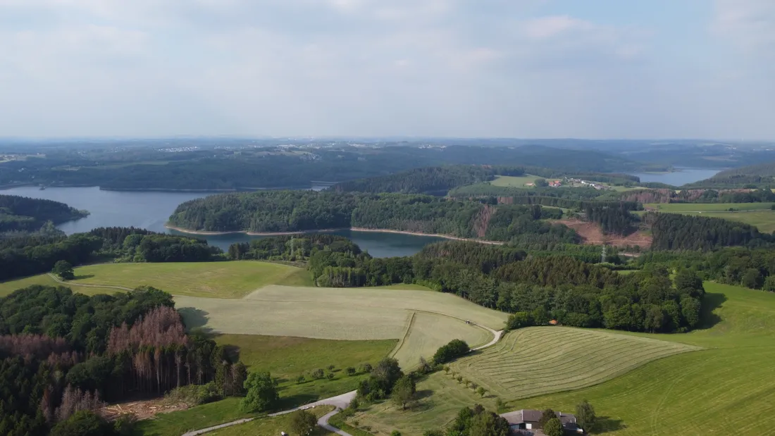 Blick über Felder auf die Dhünntalsperre