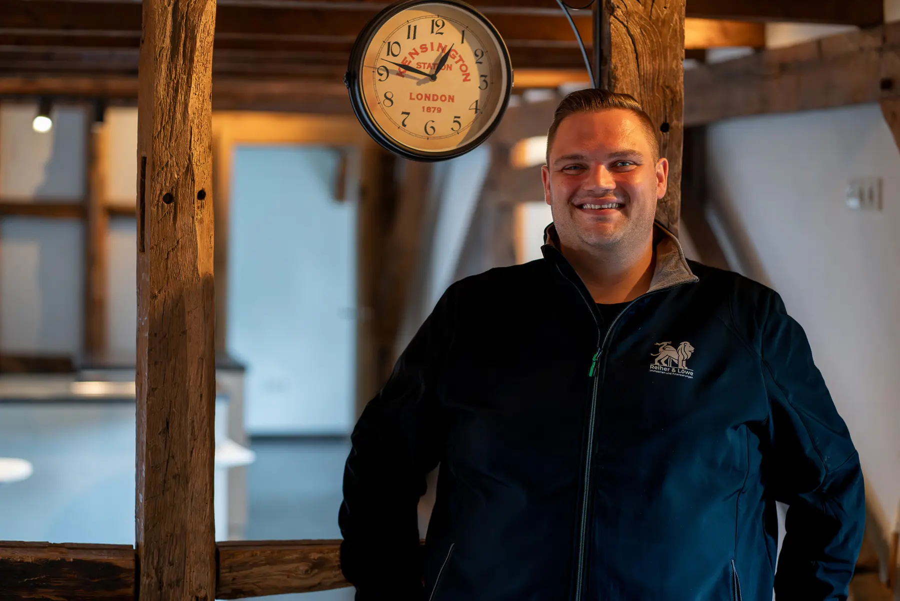 Sam Schumacher in einem Fachwerkhaus im Bergischen Land