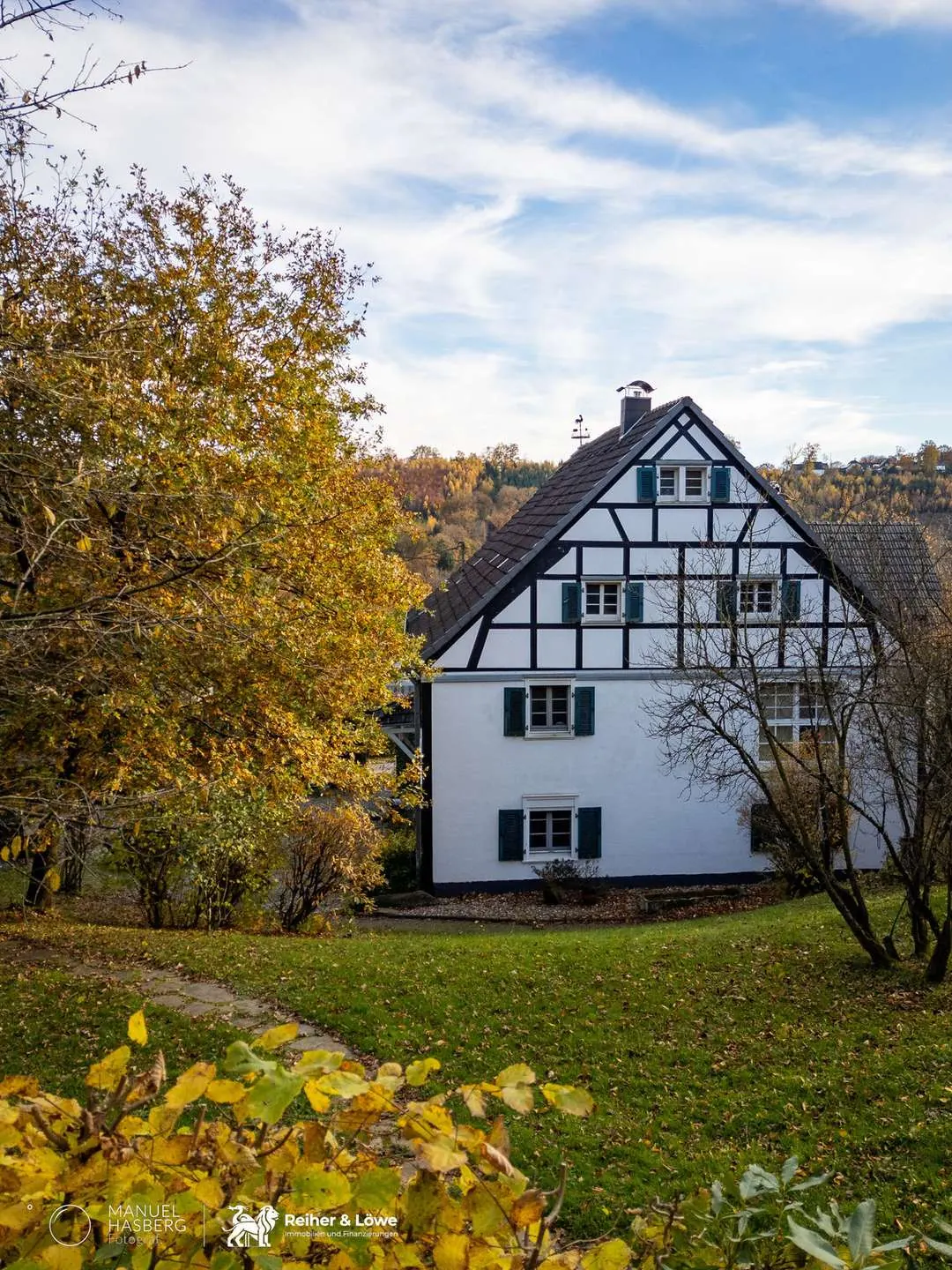 Bergisches Fachwerkhaus mit Wiese im Herbst