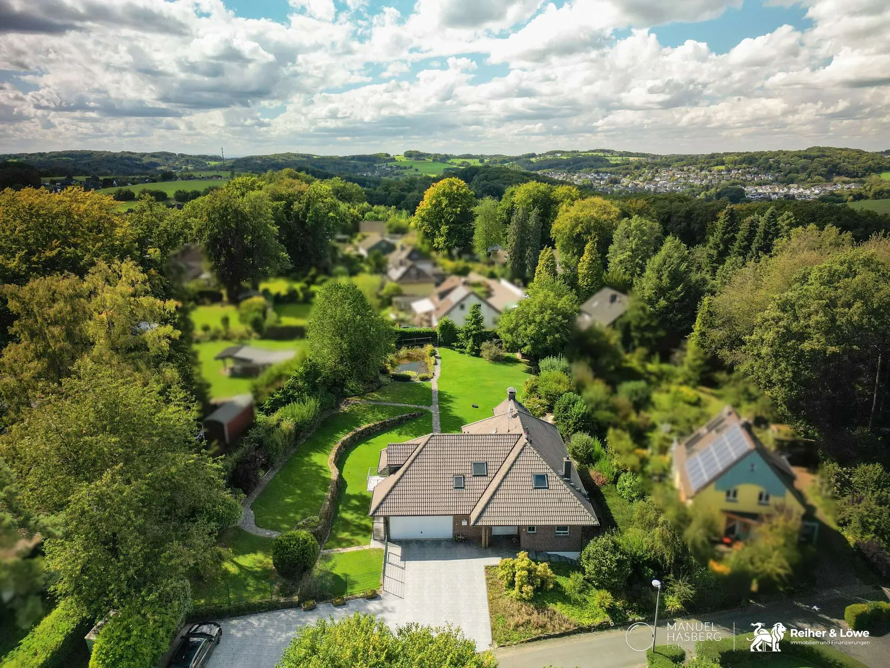 Blick über das hügelige Bergische Land im Herbst