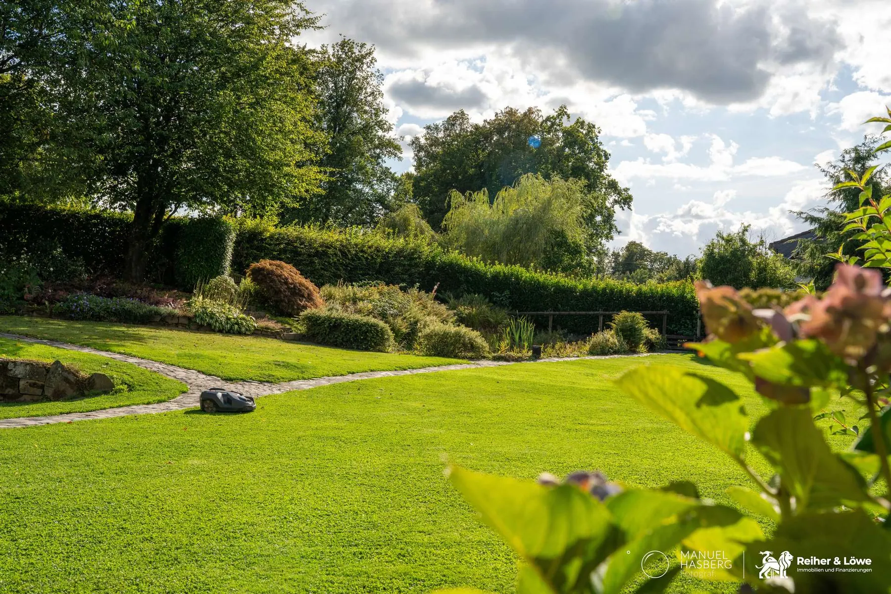 Gepflegter Garten mit Hecken und Rasen im Bergischen Land