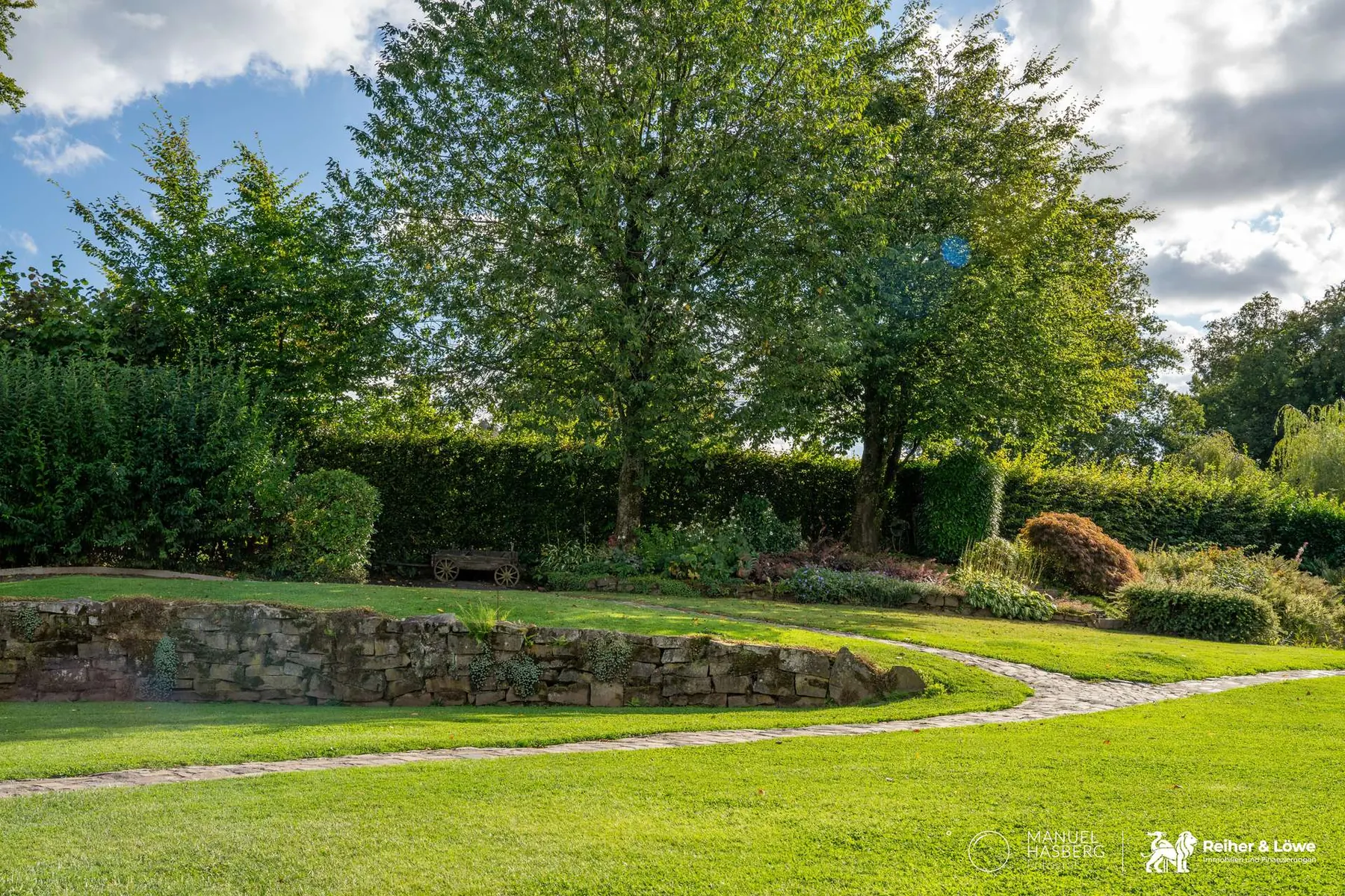 Garten mit Rasen und Hecken, Blick ins Grüne