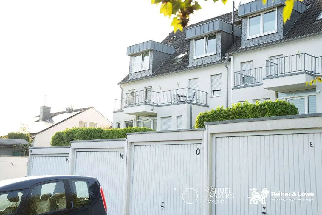Hausansicht mit Garagen