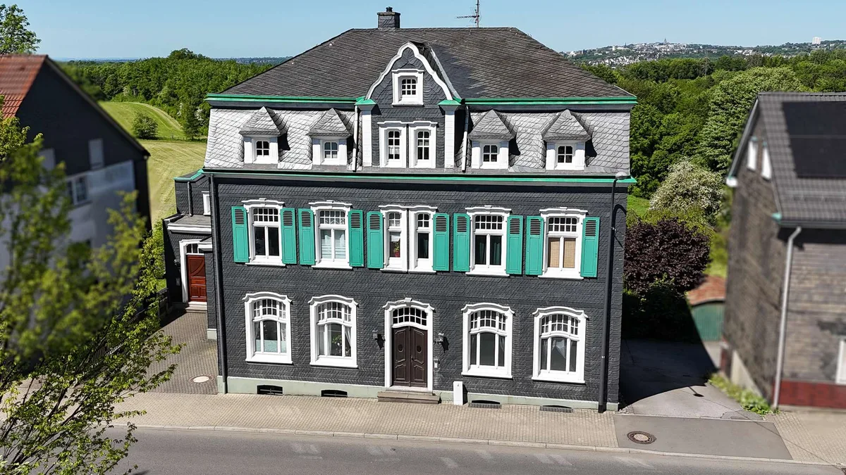 Mehrfamilienhaus in Remscheid, vermittelt von Reiher & Löwe: Denkmalgeschütztes 6-Parteien-Haus