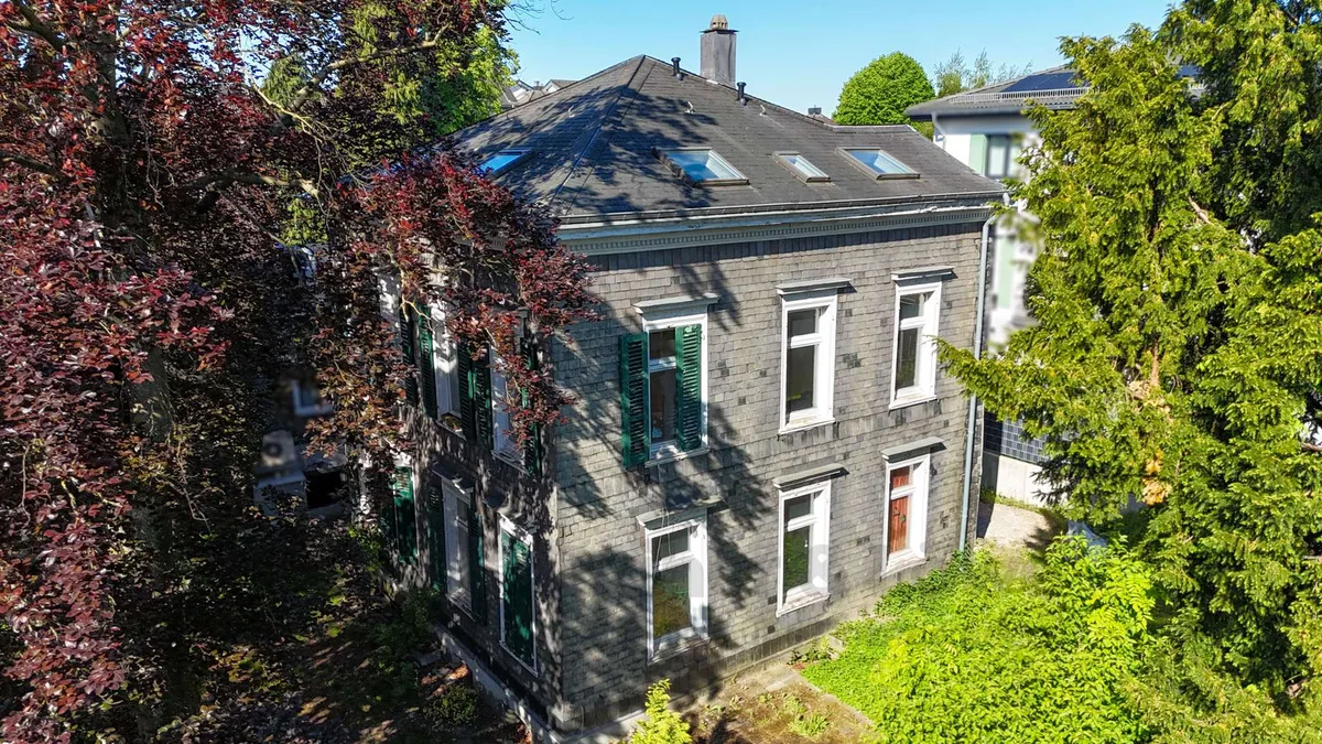 Wohn- und Geschäftshaus in Wermelskirchen, vermittelt von Reiher & Löwe: Historisches Fachwerkdenkmal in Toplage