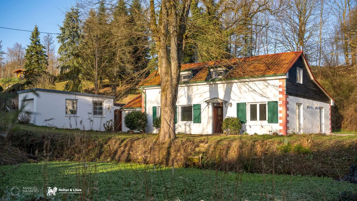 Einfamilienhaus in Kürten, vermittelt von Reiher & Löwe: Einfamilienhaus mit Naturteich auf fast 10.000 m² Grundstück
