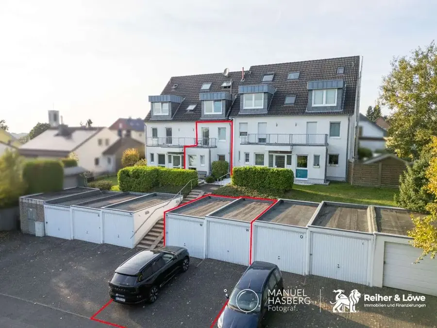 Maisonette in Odenthal, Eikamp: Luftbild Wohnung und Garagen markiert